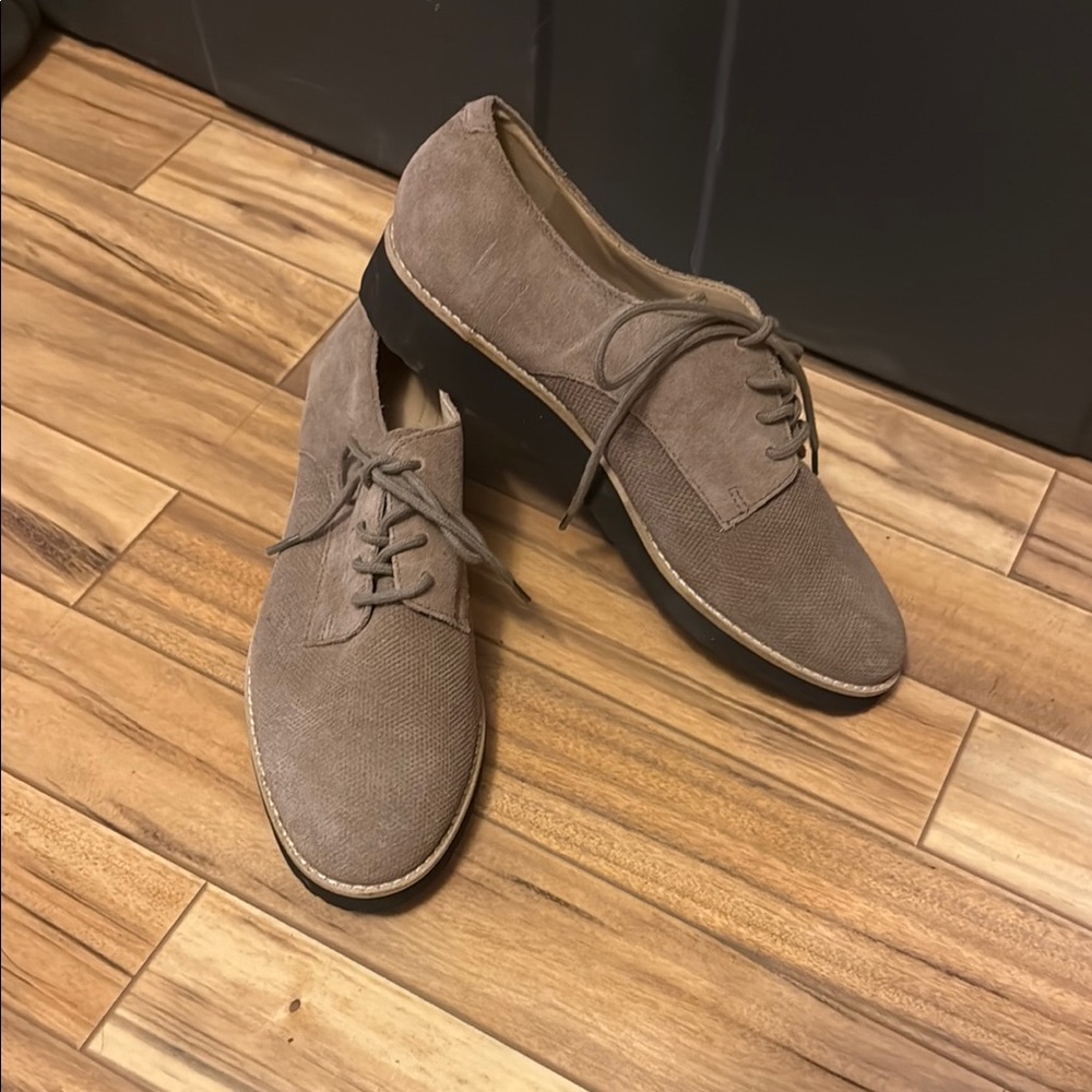 Women’s Tan Lace-Up Shoes